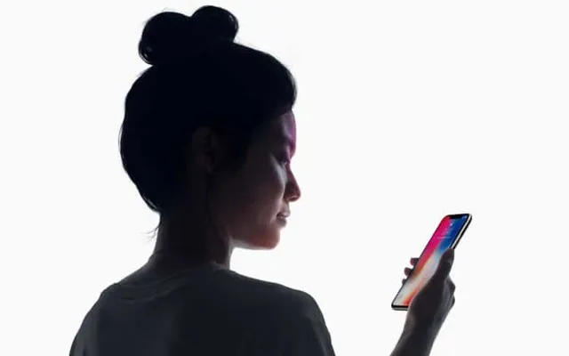 Bị đấm thẳng mặt vì không chịu đổi iPhone X cho khách - Ảnh 1.