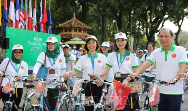 Đại sứ các nước Đông Nam Á đạp xe hữu nghị nhân Ngày Gia đình ASEAN 2018 - Ảnh 4.