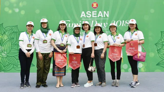 Đại sứ các nước Đông Nam Á đạp xe hữu nghị nhân Ngày Gia đình ASEAN 2018 - Ảnh 7.