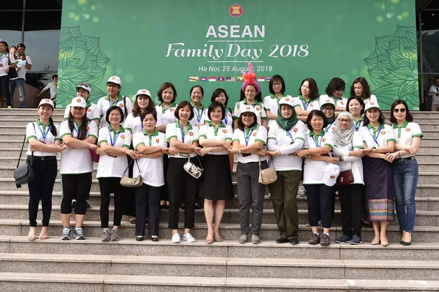 Đại sứ các nước Đông Nam Á đạp xe hữu nghị nhân Ngày Gia đình ASEAN 2018 - Ảnh 6.