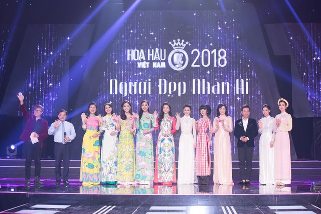 Thí sinh Hoa hậu Việt Nam 2018 vượt suối bằng... cẩu máy xúc - Ảnh 2.