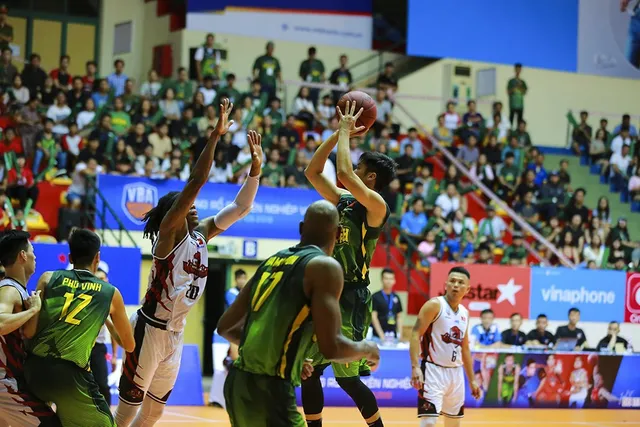 VBA 2018: Thăng Long Warriors bất ngờ đánh bại Cantho Catfish trên sân nhà, trở thành đội cuối cùng giành vé playoffs - Ảnh 1.