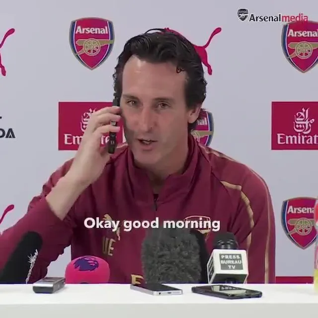 Nghe điện thoại hộ phóng viên, Unai Emery khiến phòng họp báo cười bò - Ảnh 1.