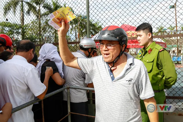 VTV Cup Ống nhựa Hoa Sen 2018: Hàng nghìn người xếp hàng dài mua vé xem ngày khai mạc - Ảnh 15.