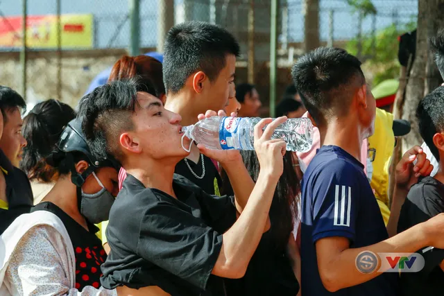 VTV Cup Ống nhựa Hoa Sen 2018: Hàng nghìn người xếp hàng dài mua vé xem ngày khai mạc - Ảnh 3.