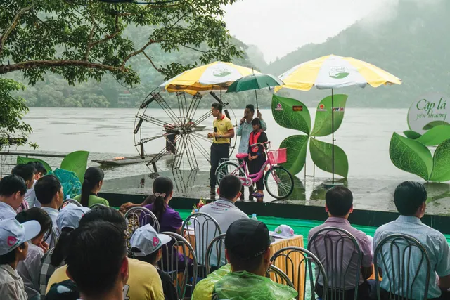 Hàng trăm người đội mưa đến với THTT Cặp lá yêu thương tại Bắc Kạn - Ảnh 4.