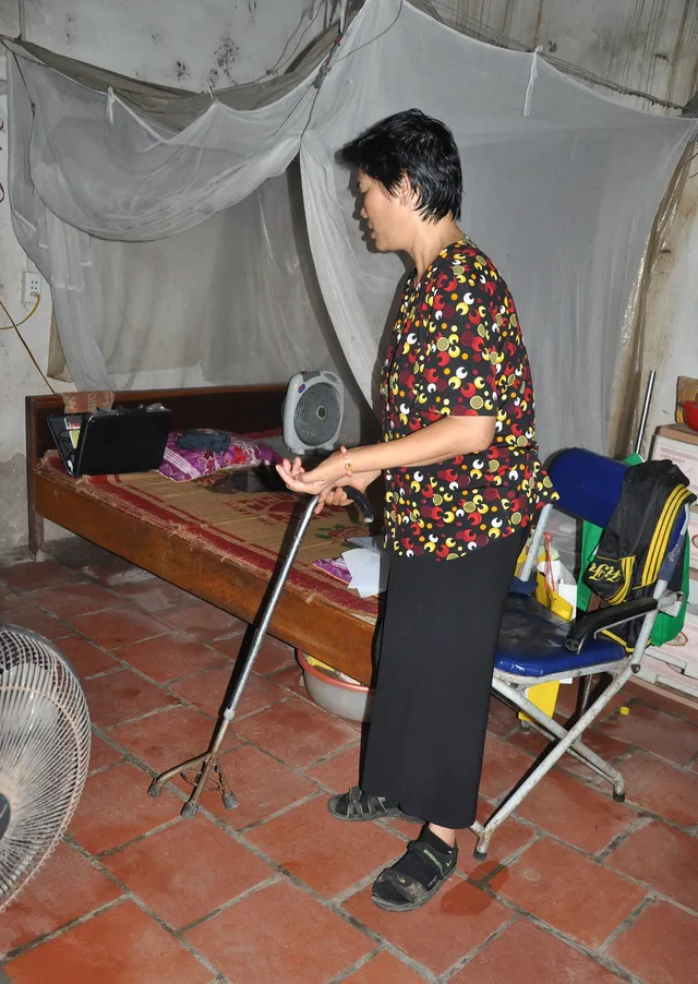 Đau đớn cảnh mẹ tai biến nhịn ăn để nhường cho con trai mù bát cơm - Ảnh 1.