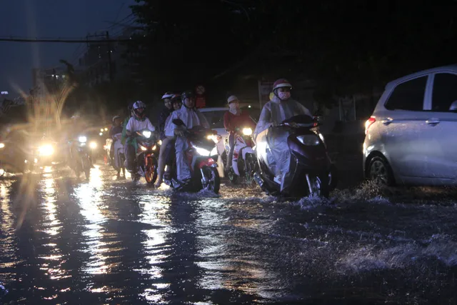 TP.HCM: Mưa lớn kéo dài, người dân chật vật di chuyển - Ảnh 1.