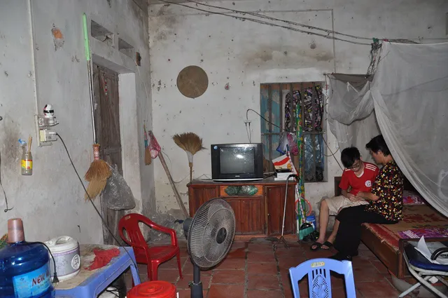 Đau đớn cảnh mẹ tai biến nhịn ăn để nhường cho con trai mù bát cơm - Ảnh 4.