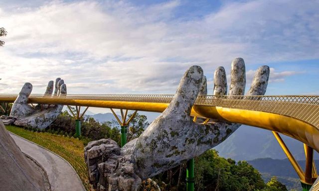 Cầu Vàng Đà Nẵng - Cây cầu đi bộ ấn tượng nhất thế giới - Ảnh 1.