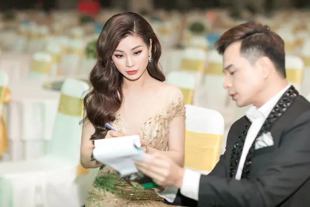 Á hậu Diễm Trang đi dẫn chương trình bằng siêu xe - Ảnh 2. Á hậu Diễm Trang đi dẫn chương trình bằng siêu xe - Ảnh 2.