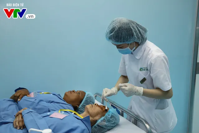 Phẫu thuật mắt miễn phí cho người cao tuổi vùng sâu vùng xa - Ảnh 5. Phẫu thuật mắt miễn phí cho người cao tuổi vùng sâu vùng xa - Ảnh 5.