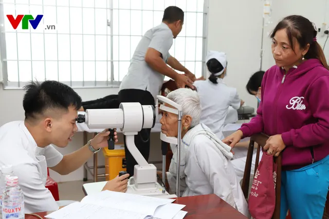 Phẫu thuật mắt miễn phí cho người cao tuổi vùng sâu vùng xa - Ảnh 1. Phẫu thuật mắt miễn phí cho người cao tuổi vùng sâu vùng xa - Ảnh 1.