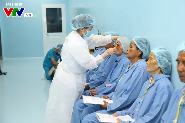 Phẫu thuật mắt miễn phí cho người cao tuổi vùng sâu vùng xa - Ảnh 4. Phẫu thuật mắt miễn phí cho người cao tuổi vùng sâu vùng xa - Ảnh 4.