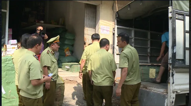 Hà Nội: Bắt giữ lô hàng bánh trung thu siêu rẻ - Ảnh 1. Hà Nội: Bắt giữ lô hàng bánh trung thu siêu rẻ - Ảnh 1.