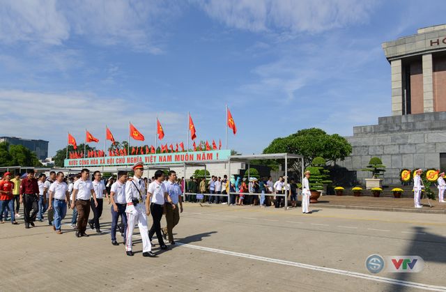 BTC giải xe đạp quốc tế VTV Cup Tôn Hoa Sen 2018 cùng toàn đoàn dâng hoa tưởng nhớ Chủ tịch Hồ Chí Minh vĩ đại - Ảnh 2.