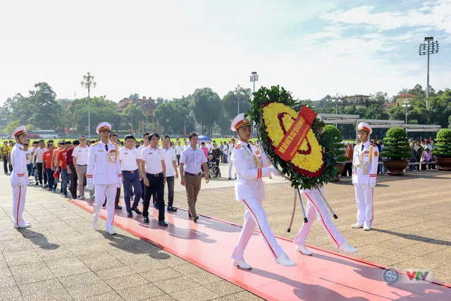 BTC giải xe đạp quốc tế VTV Cup Tôn Hoa Sen 2018 cùng toàn đoàn dâng hoa tưởng nhớ Chủ tịch Hồ Chí Minh vĩ đại - Ảnh 1.