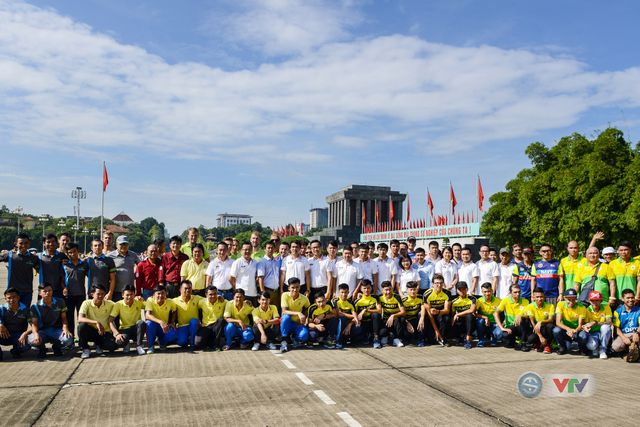 BTC giải xe đạp quốc tế VTV Cup Tôn Hoa Sen 2018 cùng toàn đoàn dâng hoa tưởng nhớ Chủ tịch Hồ Chí Minh vĩ đại - Ảnh 3.