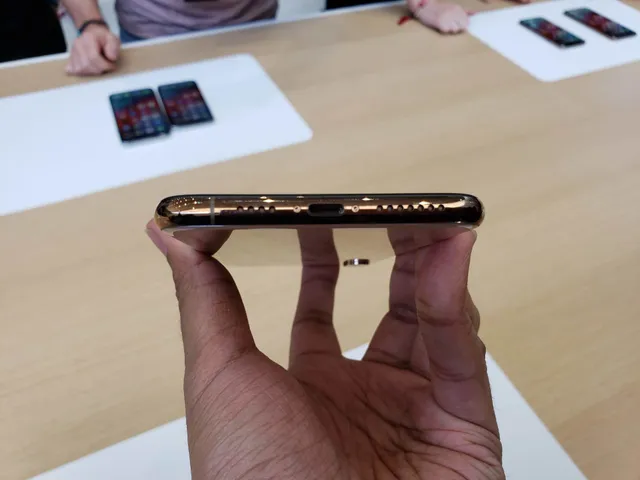 Cận cảnh iPhone Xs và iPhone Xs Max: Đẹp không tì vết - Ảnh 6.