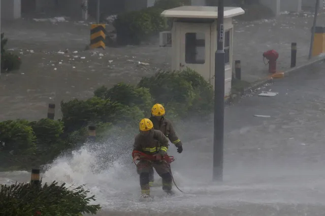 Siêu bão Mangkhut đổ bộ vào Trung Quốc - Ảnh 4.