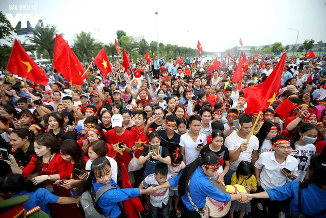 Rực sắc đỏ từ Nội Bài về Mỹ Đình chào đón Olympic Việt Nam trở về từ ASIAD 2018 - Ảnh 13.