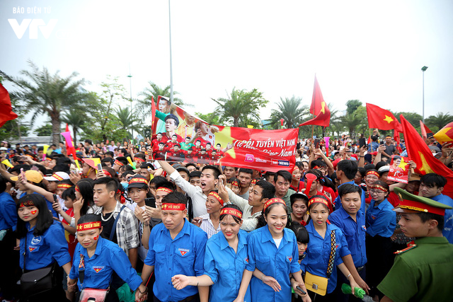 Rực sắc đỏ từ Nội Bài về Mỹ Đình chào đón Olympic Việt Nam trở về từ ASIAD 2018 - Ảnh 12.