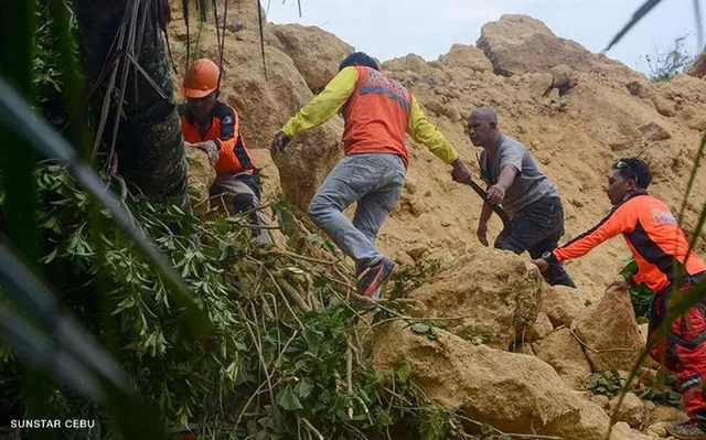 Lở đất sau bão làm nhiều người chết tại Philippines - Ảnh 5.