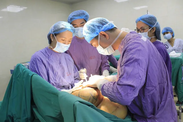 Người phụ nữ nhập viện do khối u vú khổng lồ - Ảnh 1. Người phụ nữ nhập viện do khối u vú khổng lồ - Ảnh 1.