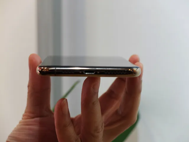 Trên tay iPhone Xs Max tại Việt Nam giá 45,5 triệu đồng - Ảnh 2.