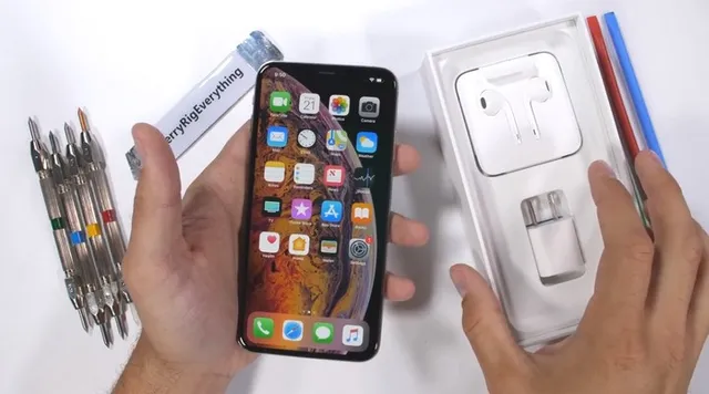 Sẽ thế nào khi tra tấn iPhone Xs Max bằng bật lửa và dao rọc giấy? - Ảnh 1.