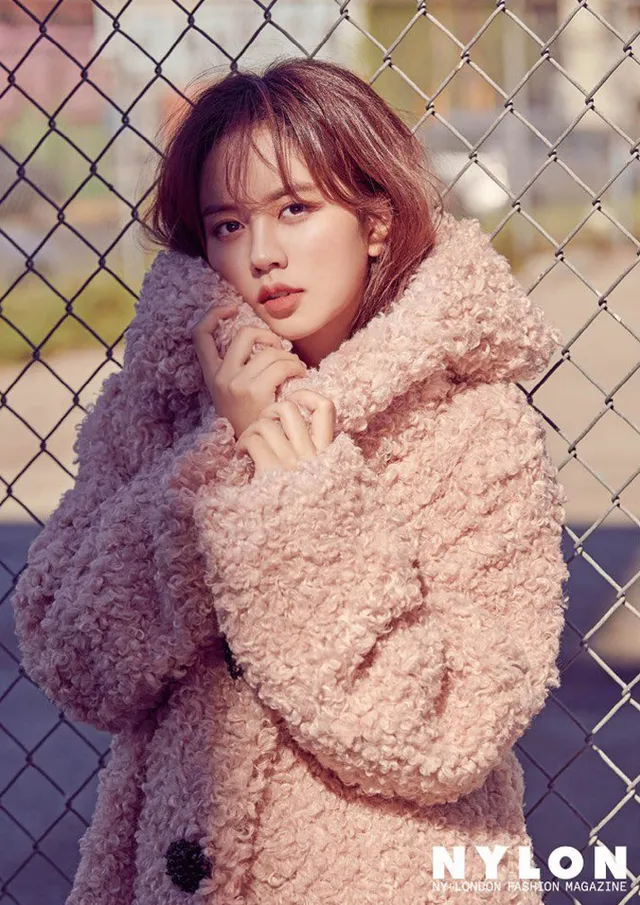 Oh Yeon Seo và Kim So Hyun đẹp hút hồn trên tạp chí - Ảnh 7.