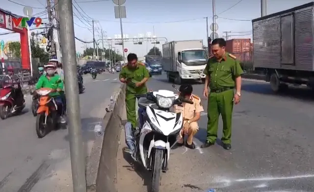 Điều khiển xe máy đi vào làn ô tô, 2 thanh niên va chạm với xe đầu kéo - Ảnh 3.