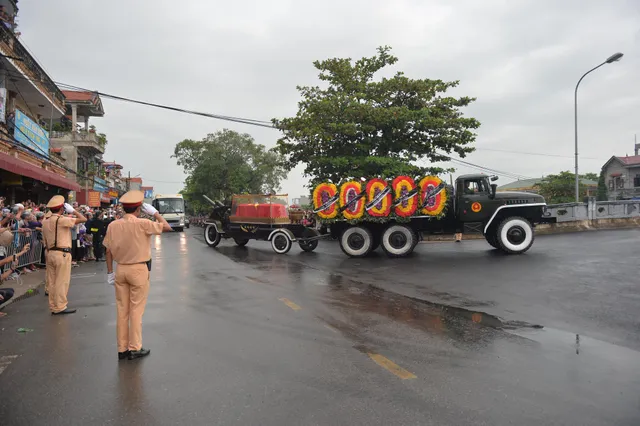 Chùm ảnh: Xe tang đưa linh cữu Chủ tịch nước Trần Đại Quang về quê hương - Ảnh 14.