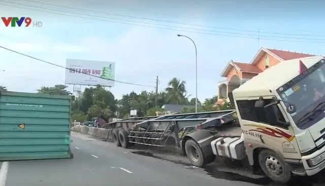 Tiền Giang: Lật xe container trên Quốc lộ 1A - Ảnh 1.