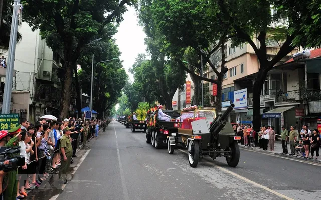 Đông đảo người dân đứng chờ tiễn đưa Chủ tịch nước Trần Đại Quang - Ảnh 3.