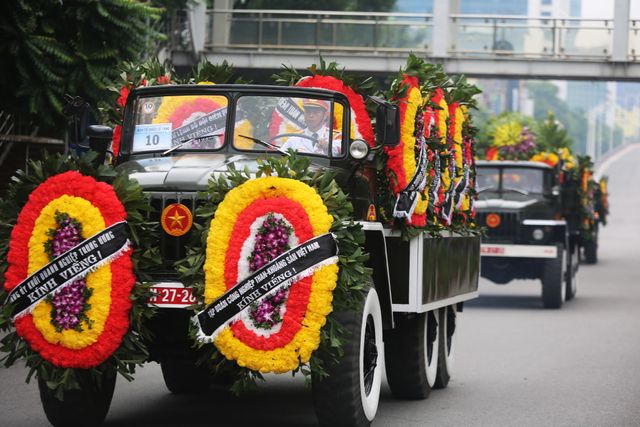 Chùm ảnh: Xe tang đưa linh cữu Chủ tịch nước Trần Đại Quang về quê hương - Ảnh 6.