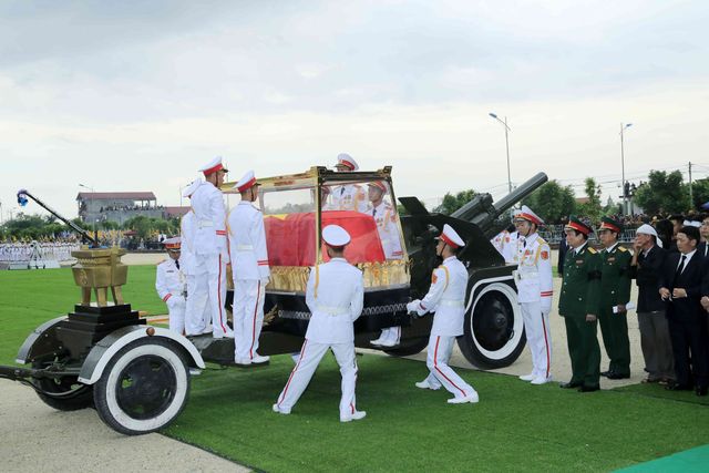 Người dân Ninh Bình đưa tiễn Chủ tịch nước Trần Đại Quang - Ảnh 3.