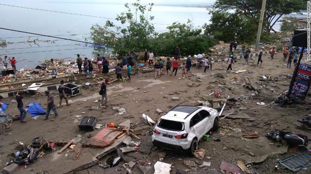 Khung cảnh hoang tàn sau cơn sóng thần khiến ít nhất 384 người thiệt mạng ở Indonesia - Ảnh 15.