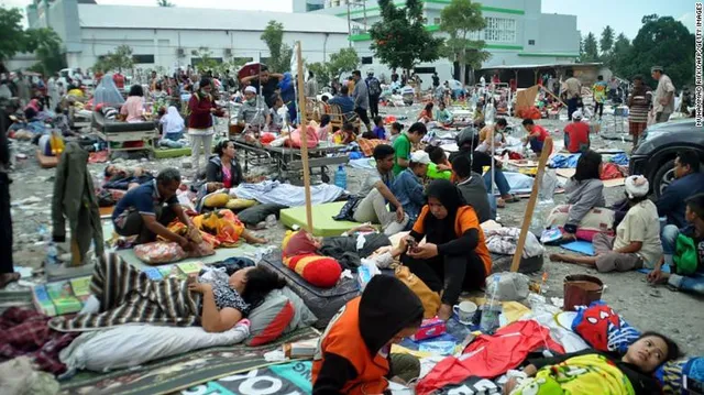 Khung cảnh hoang tàn sau cơn sóng thần khiến ít nhất 384 người thiệt mạng ở Indonesia - Ảnh 14.