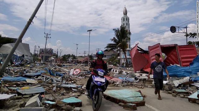 Khung cảnh hoang tàn sau cơn sóng thần khiến ít nhất 384 người thiệt mạng ở Indonesia - Ảnh 13.