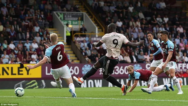 VIDEO Burnley 0-2 Man Utd: Lukaku vô duyên dù lập cú đúp  - Ảnh 2.