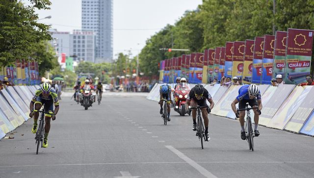 ẢNH: Những khoảnh khắc ấn tượng chặng 3 Giải xe đạp quốc tế VTV Cup Tôn Hoa Sen 2018 - Thanh Hoá đi Nghệ An - Ảnh 8.