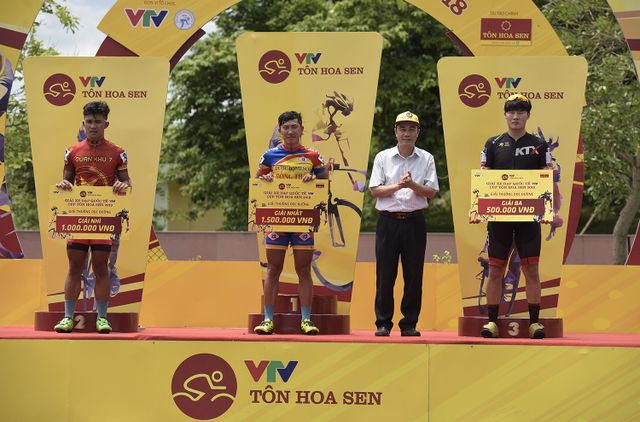 ẢNH: Những khoảnh khắc ấn tượng chặng 3 Giải xe đạp quốc tế VTV Cup Tôn Hoa Sen 2018 - Thanh Hoá đi Nghệ An - Ảnh 10.