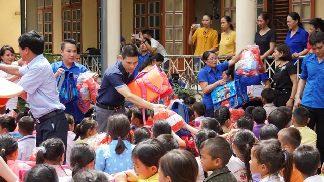 Món quà ý nghĩa nhân dịp khai giảng của học sinh tiểu học Mường Khoa - Ảnh 3.