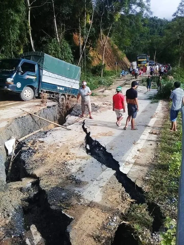 Mường Lát: Hơn 400 người dân được bố trí ăn ở tại doanh trại quân đội - Ảnh 2.