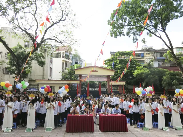 Học sinh trường THPT Kim Liên rạng rỡ trong buổi lễ khai giảng - Ảnh 1.