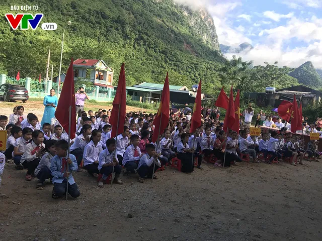 Sau lễ khai giảng đơn sơ, thầy trò trường Tam Chung, Mường Lát tiếp tục dọn dẹp trường lớp - Ảnh 4.