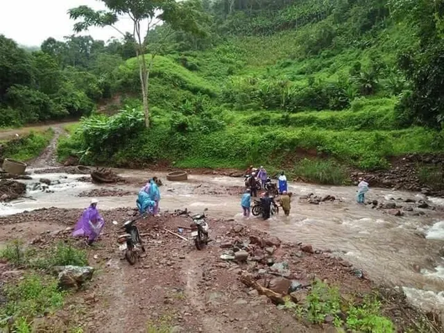 Học sinh Lai Châu khai giảng năm học mới bên dòng suối - Ảnh 4.