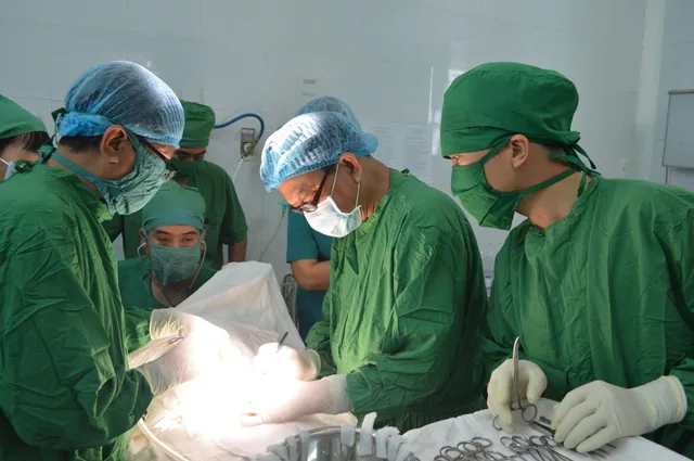 Trẻ 1 tháng tuổi bị bỏ rơi mang khối u vùng cột sống thắt lưng - Ảnh 1. Trẻ 1 tháng tuổi bị bỏ rơi mang khối u vùng cột sống thắt lưng - Ảnh 1.