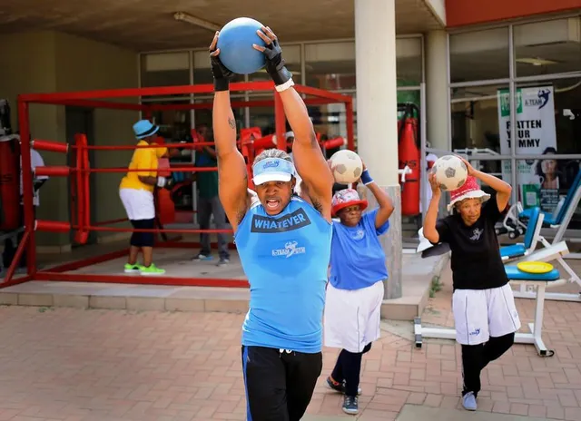 Những cụ bà mê... boxing tại Nam Phi - Ảnh 2.